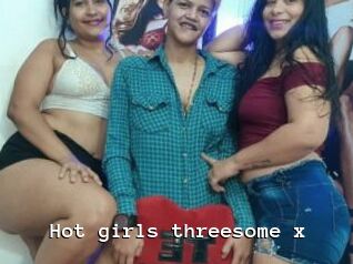 Hot_girls_threesome_x
